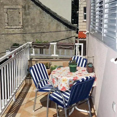 Two-bedroom In The Centre Apartman Makarska