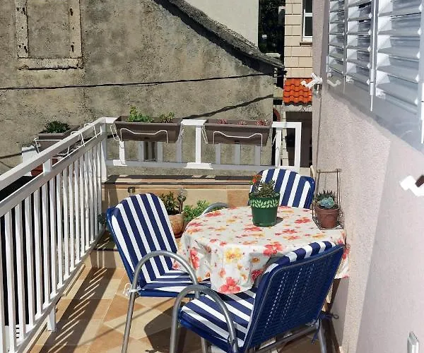 Two-bedroom In The Centre شقة ماكارسكا