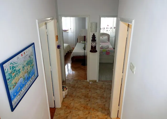Two-bedroom In The Centre شقة ماكارسكا
